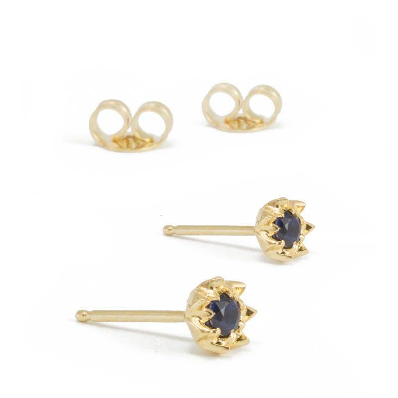 Blauer Saphir Ohrstecker - Lotus Goldohrringe Zierliche von ARDONN