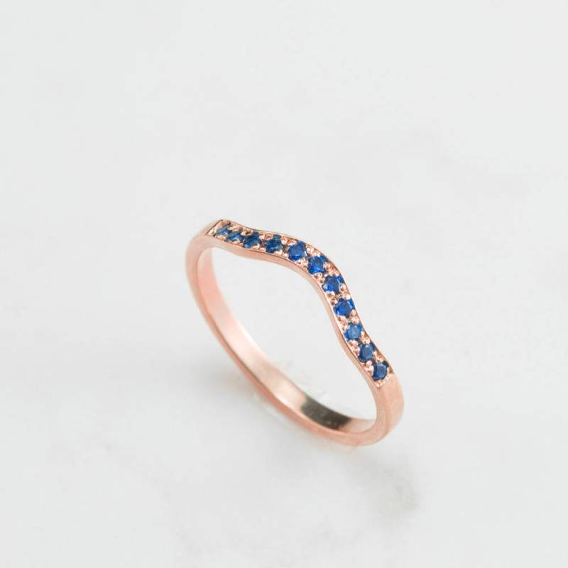 Chevron Saphir Roségold Ring von ARDONN