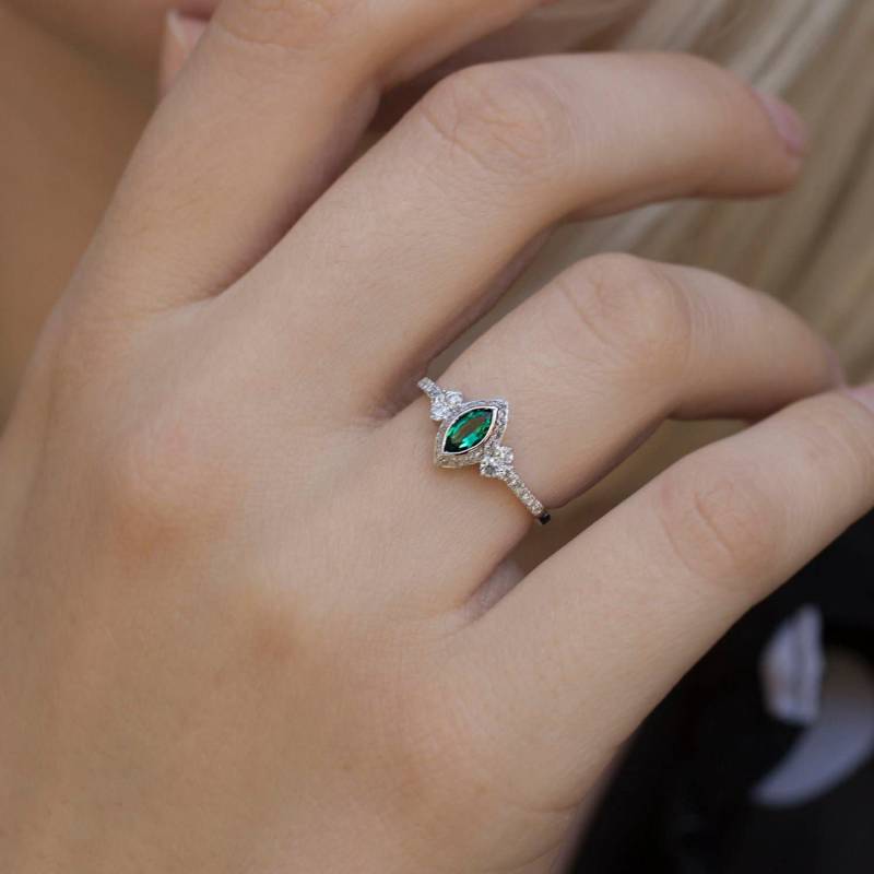 Diamant Smaragd, Marquise Bandring, Smaragdring in Gold, Vintage Verlobungsring, Echte Bandring von ARDONN