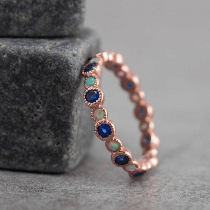 Eternity Ring Abwechselnd Weißopal Und Saphir Goldring - Milgrain Antik Gold Ewigkeitsband Saphir Eternity Opal von ARDONN