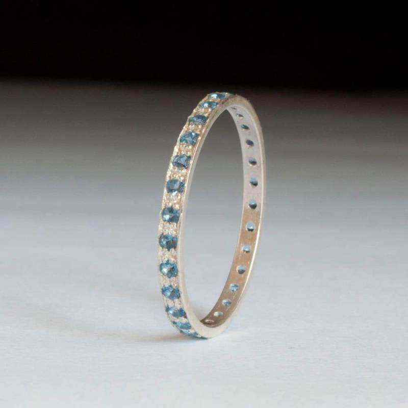 Eternity Ring - Blautopas Blauer Stein Weißgold Dünnes Band Zierlich Dezember Geburtsstein von ARDONN