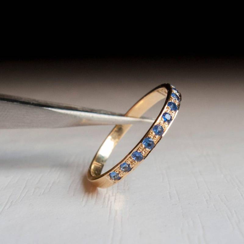 Gold Halbe Eternity Ring - Blauer Saphir Schmales Band Stapelring Stein September Geburtsstein Goldring von ARDONN