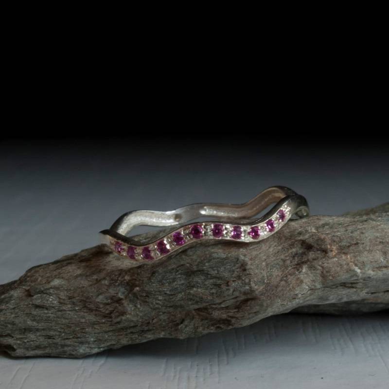 Halb Eternity Rubin Ring - Zierlich Gewellter Weißgold Oder Silber von ARDONN