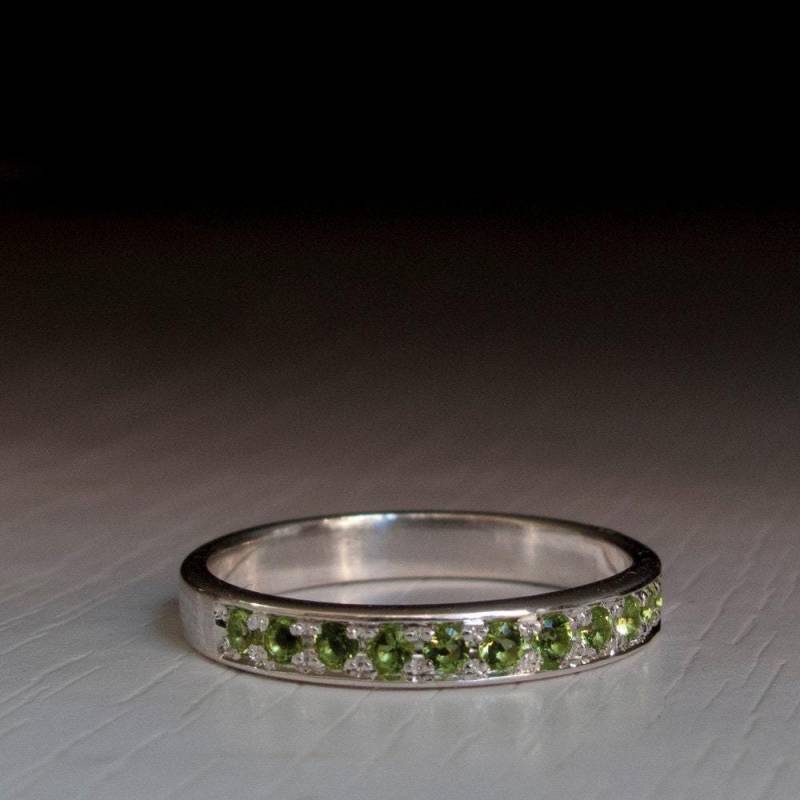 Halb Eternity Silberring - Peridot Grüner Stein Blasses Grün Weißgold von ARDONN