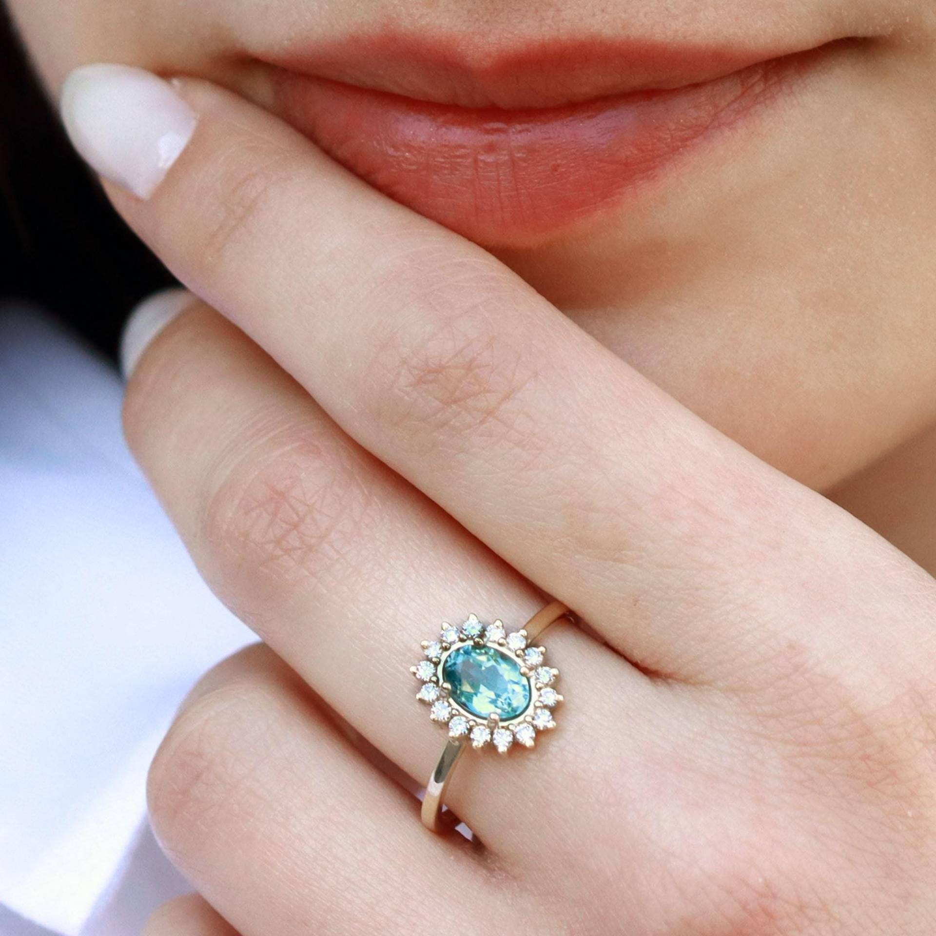 London Blauer Topas Und Diamant Halo Akzent 14K Gold Ring - Eleganter Statement Schmuck Oval Geschliffener Femstein von ARDONN