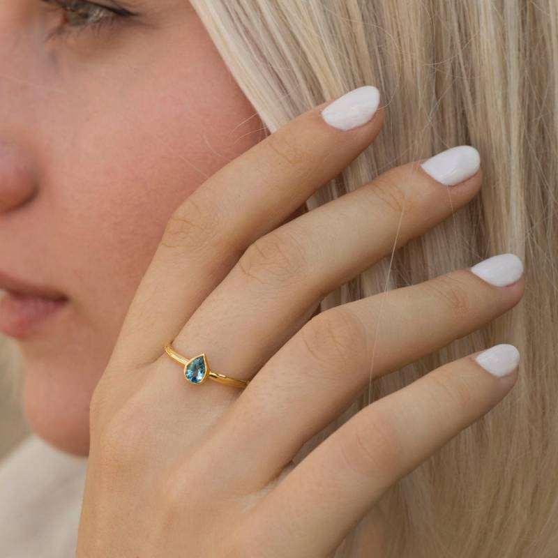 Makelloser Schweizer Blautopas-Goldring - Blauer Steinring Something Blue Topas Birnenförmiger Blauer Stein Massives Gold Ringgrößen Nach Maß von ARDONN