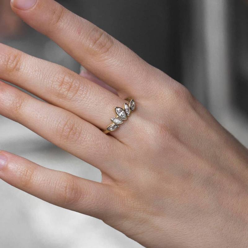 Moissanite Chevron Goldring Mit Marquise Cut Edelsteinen, Zarter Gold Stapelring, Geschenk von ARDONN