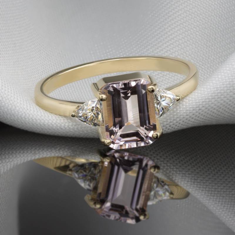 Morganit Goldring Mit Einem Paar Von Moissaniten Im Trillionschliff von ARDONN