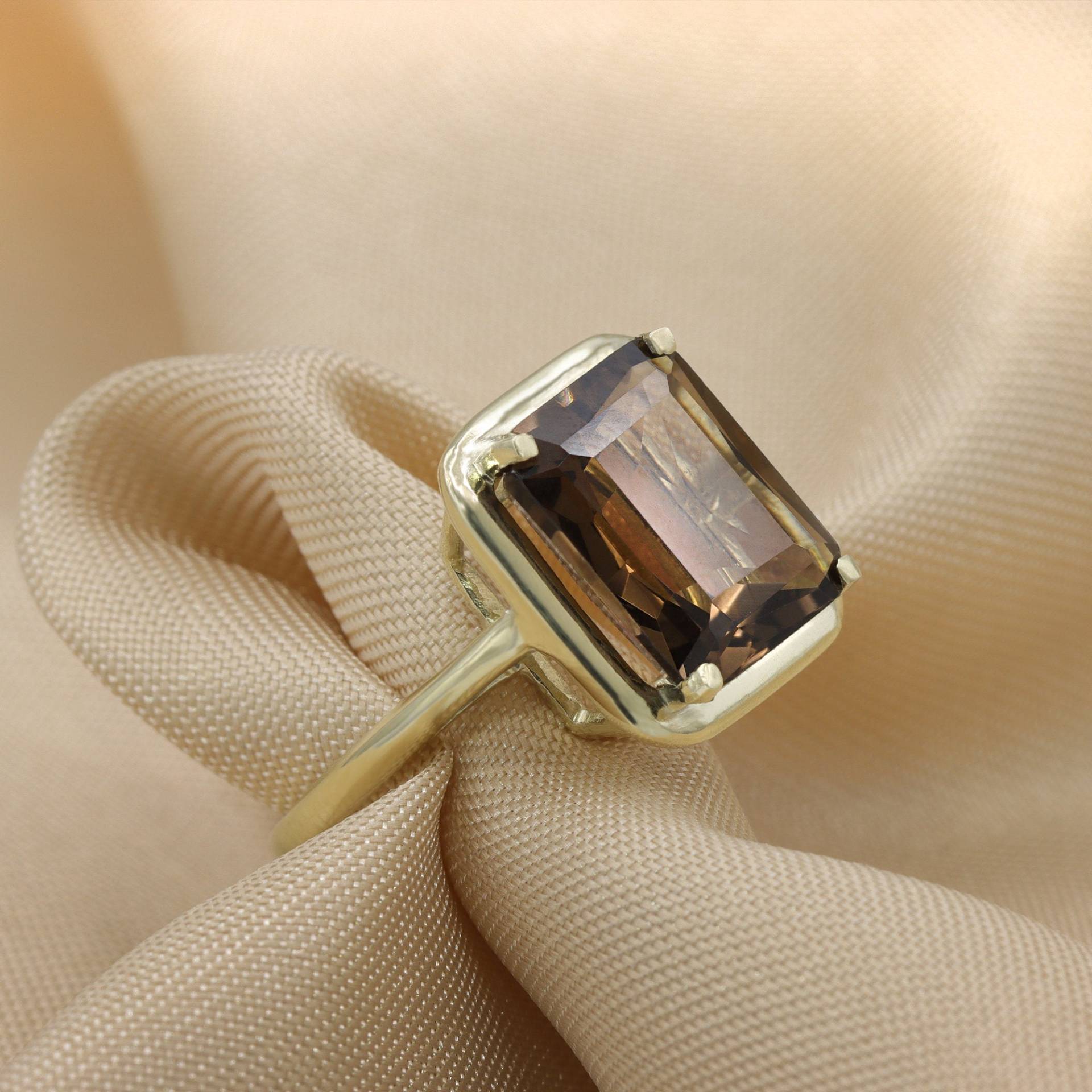 Rauchquarz Goldring - Smaragdschliff Cocktailring Großer Stein Grau Edelsteinring Solitär von ARDONN