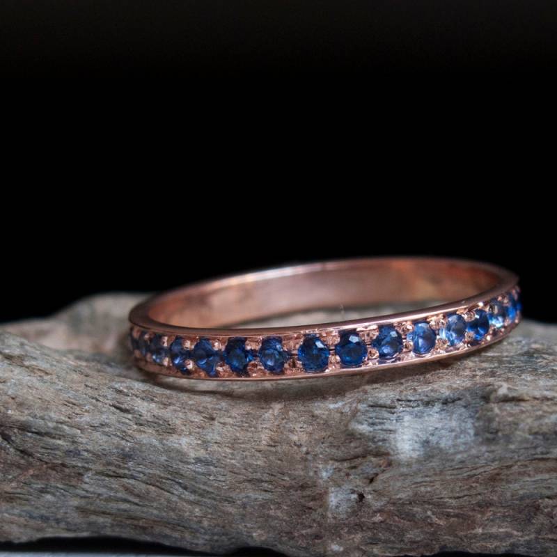Rotgold Eternity Ring Mit Blauen Saphiren - Blauer Stein Brautjungfer Ehering Verlobungsring von ARDONN