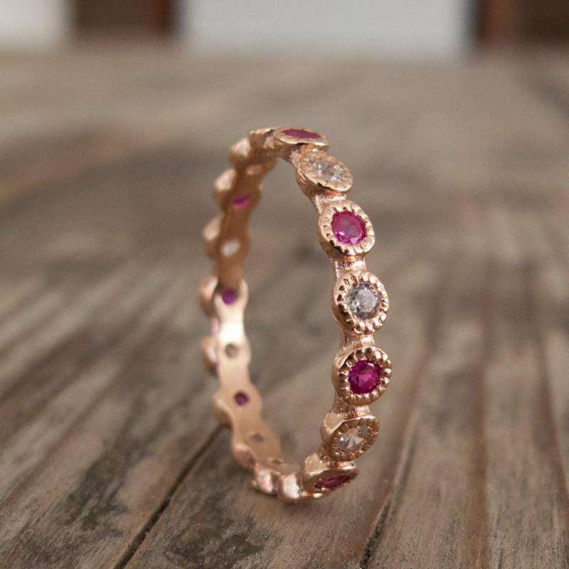 Rubin Eternity Ring - Weißer Zirkon Juli Geburtsstein Roter Stein Goldring von ARDONN