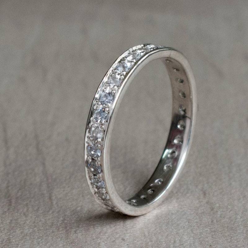 Schlichter Weißer Saphir Eternity Ring in Weißgold - Geeignet Für Verlobung Hochzeitstag Pave Stil von ARDONN