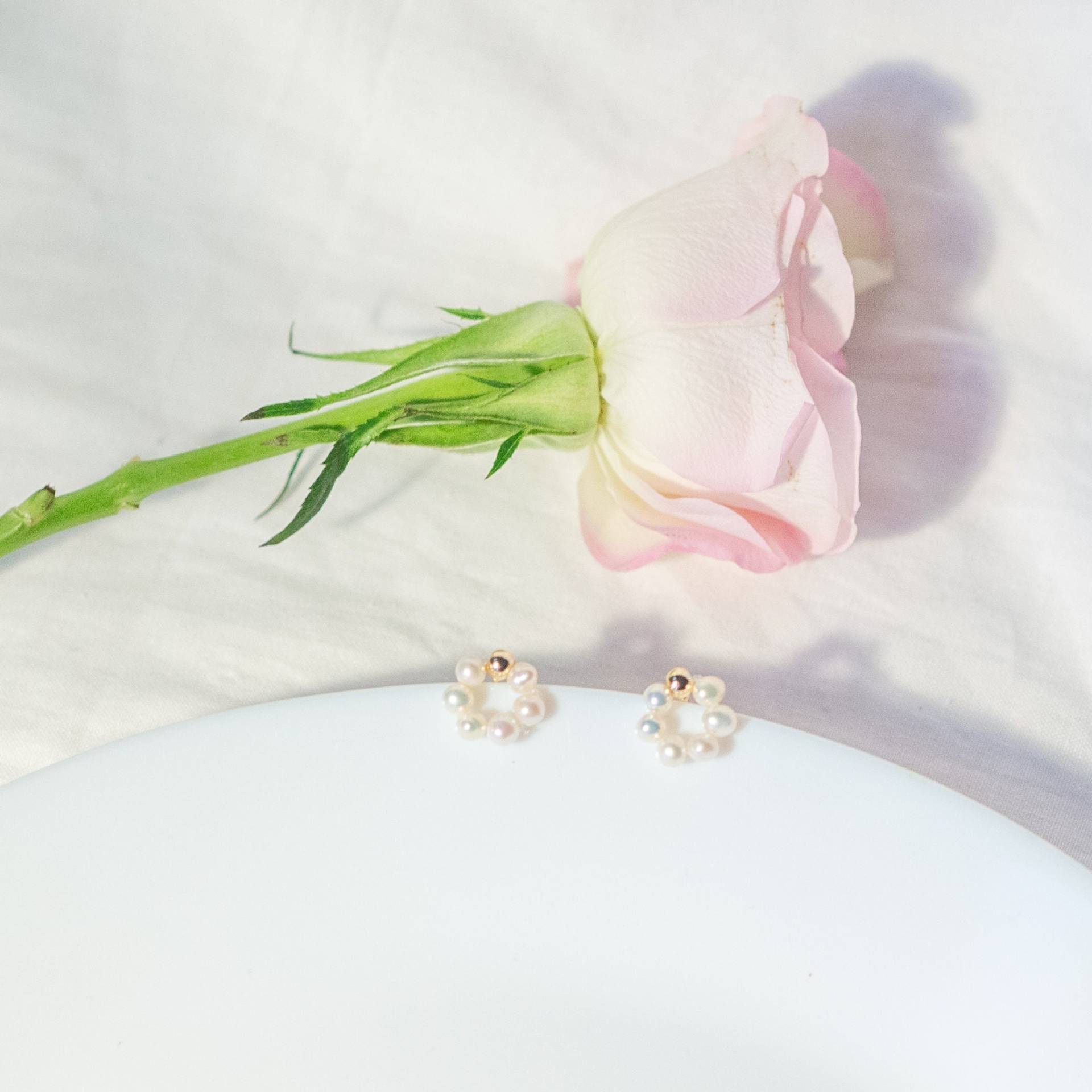 Handgemachte Süßwasser Perlen Creolen, 14K Vergoldete Perlenohrringe, Perle Floral Ohrstecker, Brautjungfer Perlenohrringe von AREIART