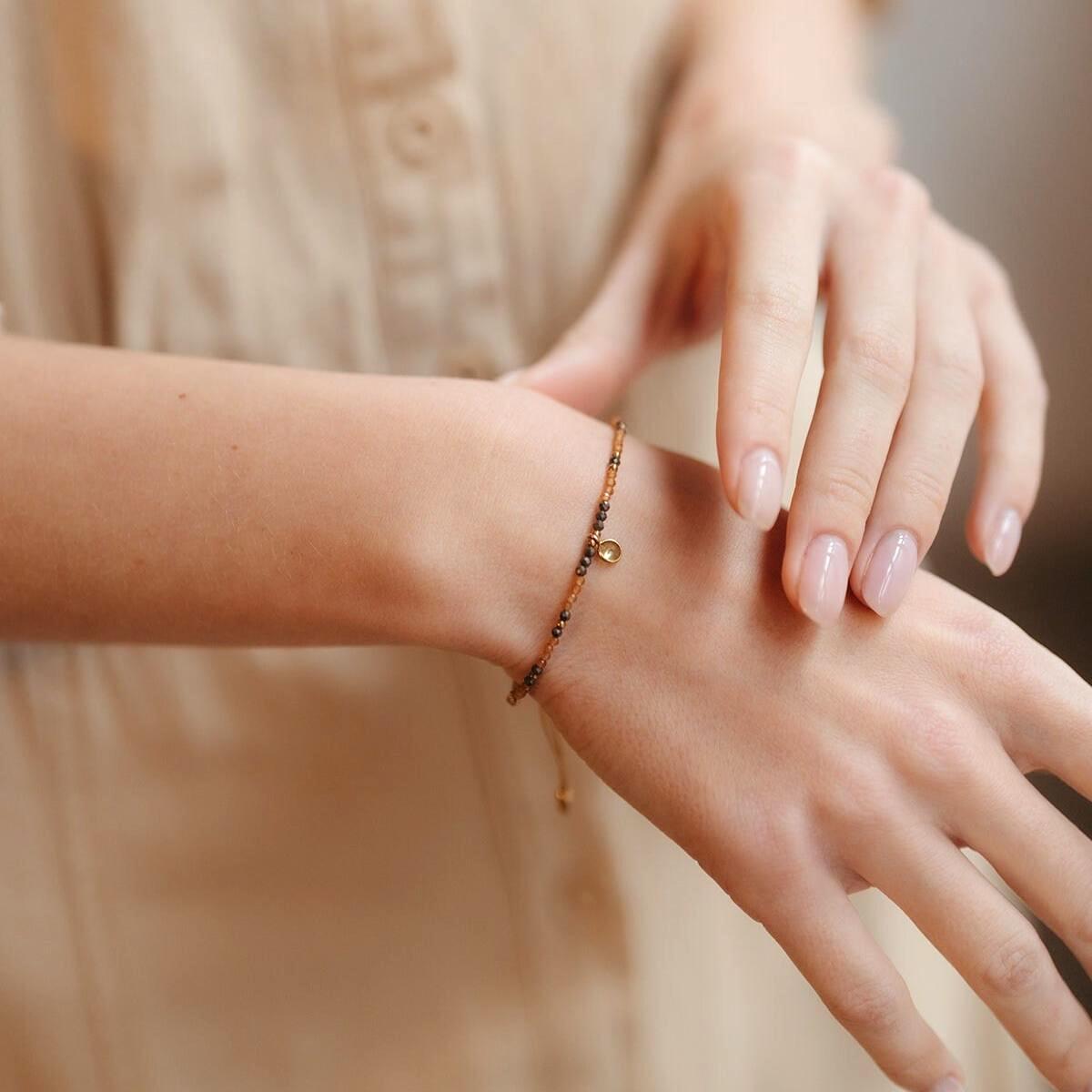 Boho Granat Armband Zierlicher Grüner Peridot Gold Anhänger Januar Geburtsstein Schmuck von ARENNAjewels