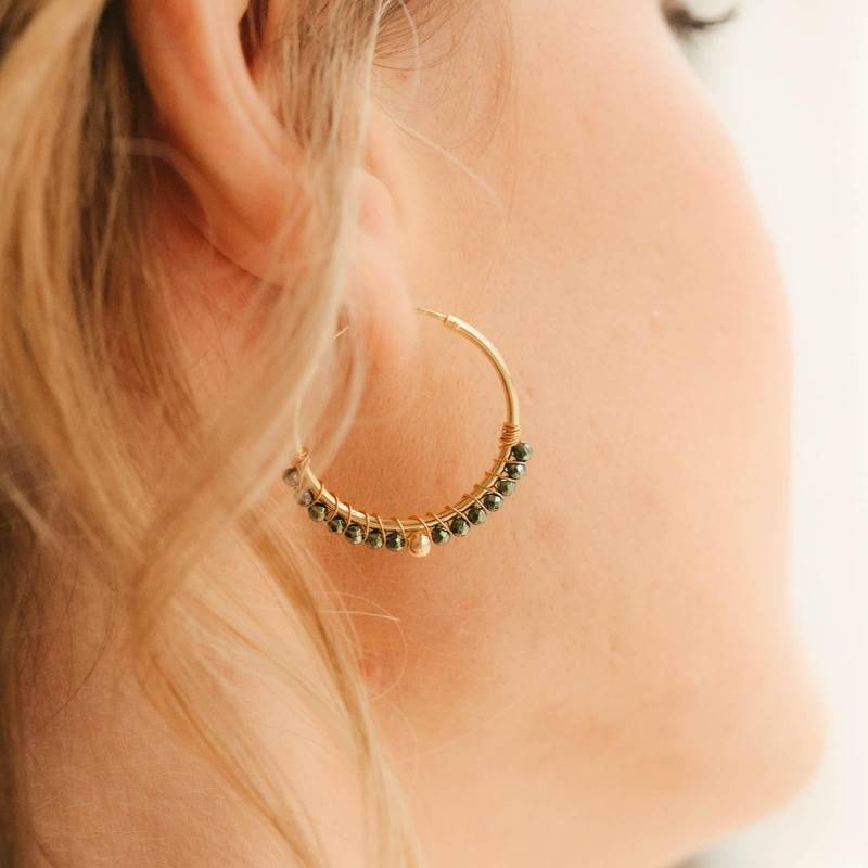 Grüne Perlen Creolen Boho Gold Edelstein Ohrringe Kleine Hämatit Schmuck von ARENNAjewels