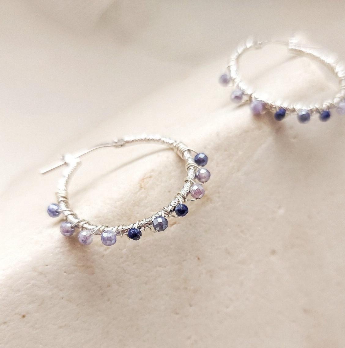 Lapis Lazuli Silber Ohrringe, Kleine Labradorit Perlen, Zierliche Blaue Creolen, Boho Edelstein Schmuck von ARENNAjewels