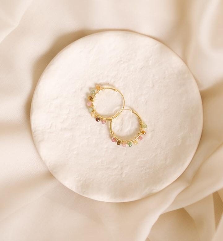 Gold Huggie Wassermelone Ohrringe, Turmalin Edelstein Perlen Creolen, Dainty Boho Kristall Schmuck Geschenk von ARENNAjewels