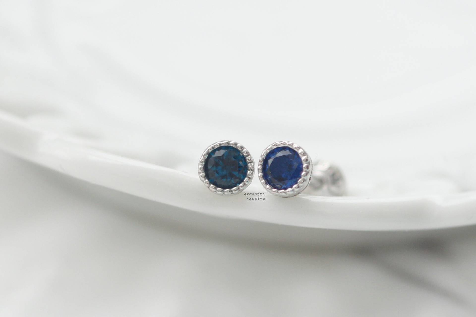 14K Gold Blau Diamant Zirkonia Ohrringe, Ohrringe Zum Schrauben, Birthstone Für Geschenk, Tiny Piercing, Aus Korea von ARGENTTI