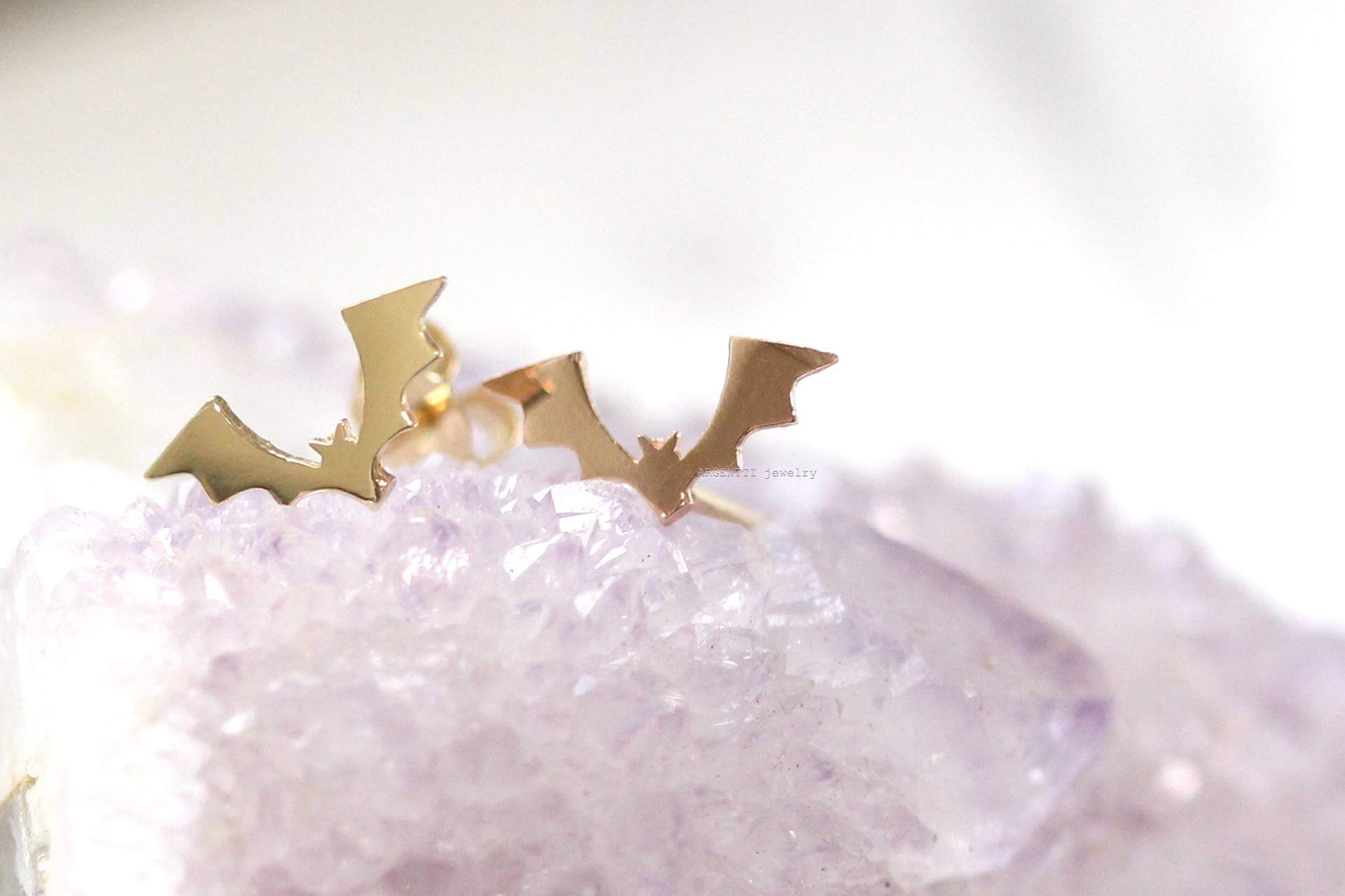 14K Gold Fledermaus Ohrringe, Fledermaus Schmuck, Oktober Geschenkidee, Halloween Ohrringe, Halloween Geschenk, Gold Ohrstecker, Tiny Bolzen, Zarte von ARGENTTI