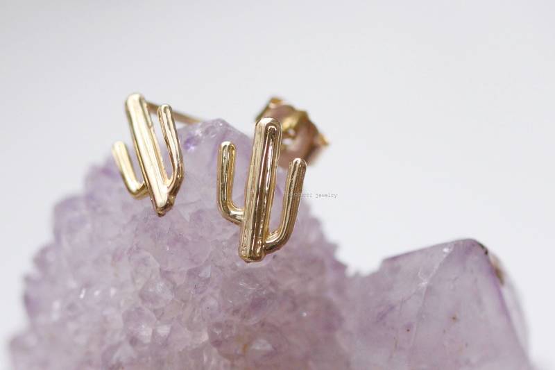 14K Gold Kaktus Saguaro Gestüte, Ohrstecker, Pflanzenschmuck Ohrringe, Halloween Geschenk, Hypoallergene Ohrringe von ARGENTTI