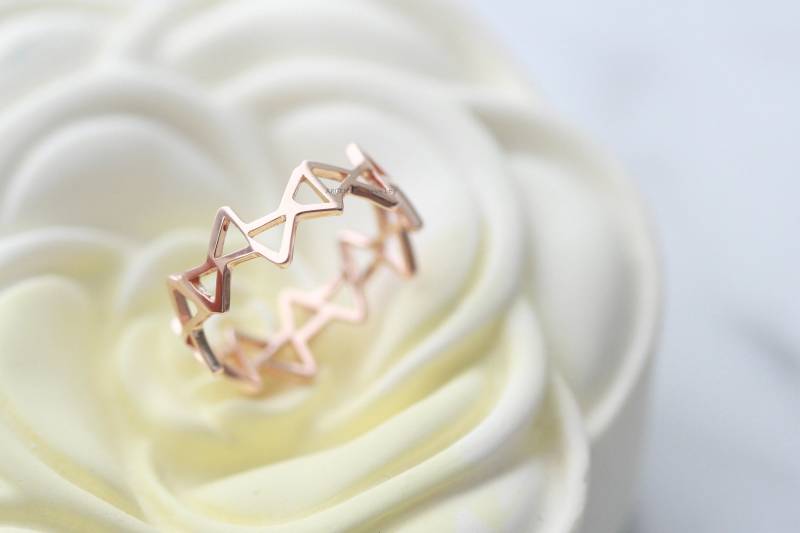 14K Gold Offene Dreieck Ring, Stapeln, Seil Skinny Ring in 14K Gold, Einfache Goldband, Top Fingerring, Versprechen von ARGENTTI