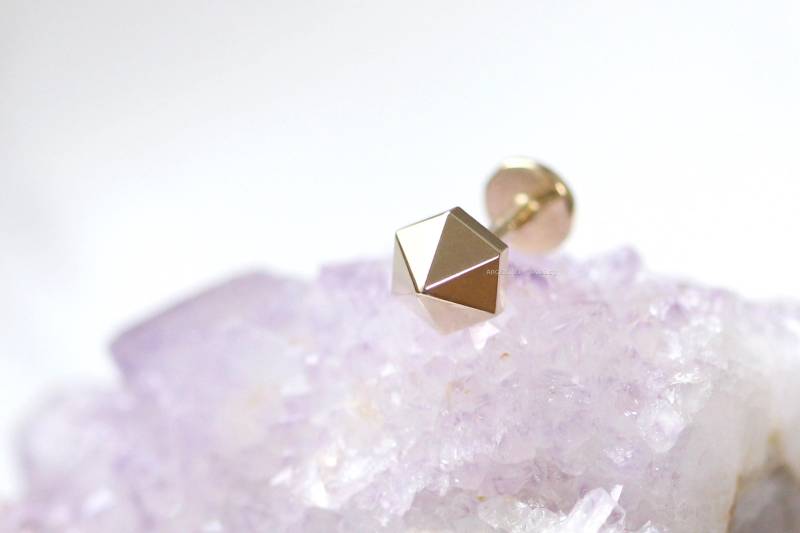 14K Gold Sechseckige Pyramide Ohrringe, 14K Labret Piercing, Hypoallergene Ohrringe, Zierliche Ohrstecker, Kleine Helix-Piercing von ARGENTTI