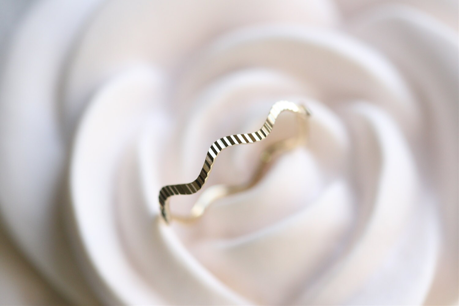 14K Gold Stapelbarer Zick-Zack-Wellenring, Dünner Solider Goldring, Ring in 14 K Gold, Einfache Goldband, Kleine Midiringe, Drehring, Top Finger von ARGENTTI