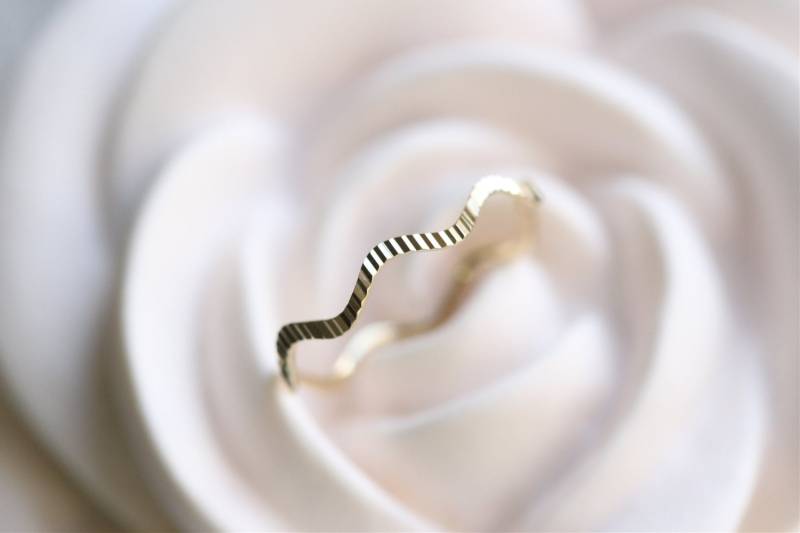 14K Gold Stapelbarer Zick-Zack-Wellenring, Dünner Solider Goldring, Ring in 14 K Gold, Einfache Goldband, Kleine Midiringe, Drehring, Top Finger von ARGENTTI