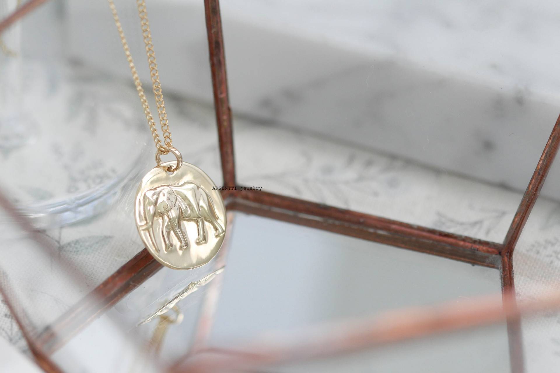 14K Solid Gold Elefant Münze Charme Halskette, Beidseitig Anhänger, Für Freundin Geschenk von ARGENTTI