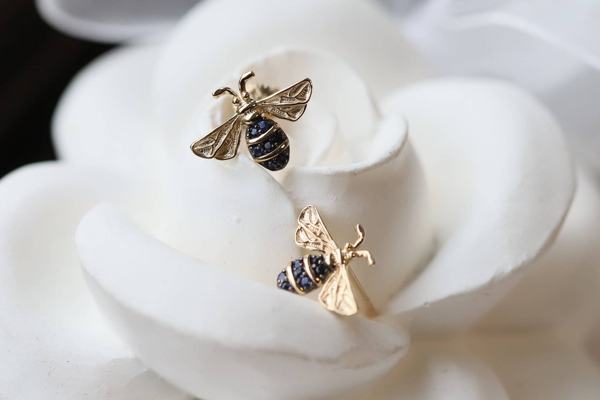 14K Solide Goldsaphir-Honigbienenohrringe, 20G Honigbienenohrringe, Zarte Goldohrringe, Bienenköniginohrringe, Goldohrringe von ARGENTTI