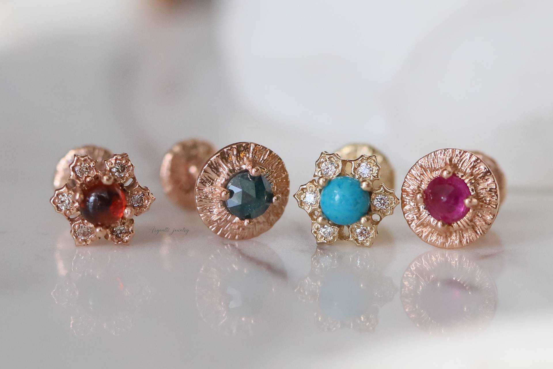 18G Zarte 14K Birthstone Labret Piercing, Gold Flat Back Ohrring, Hypoallergen, Bolzen, Tragus Ohrringe, Knorpelohrring von ARGENTTI