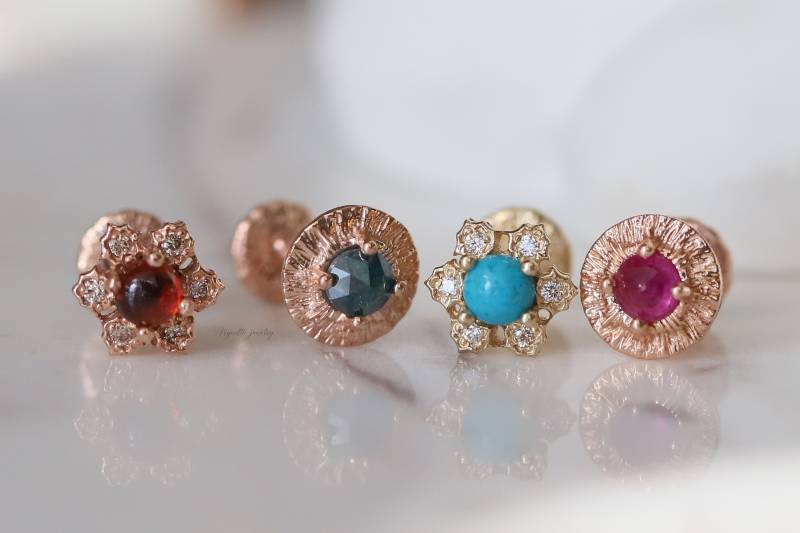 18G Zarte 14K Birthstone Labret Piercing, Gold Flat Back Ohrring, Hypoallergen, Bolzen, Tragus Ohrringe, Knorpelohrring von ARGENTTI