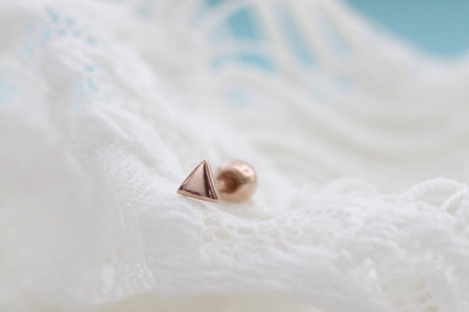 20G Zarte 14K Gold Winzige Dreieck Ohrringe, Minimalistisch, Hypoallergene Ohrringe, Zarte 20Gauge von ARGENTTI