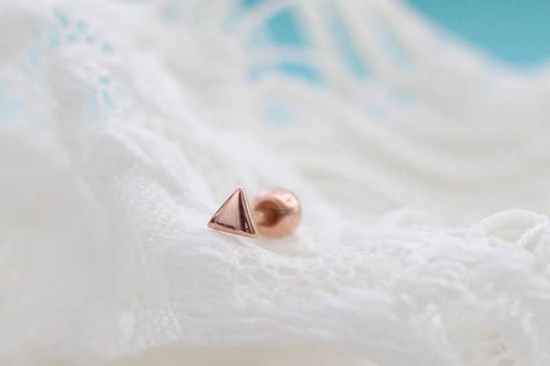 20G Zarte 14K Gold Winzige Dreieck Ohrringe, Minimalistisch, Hypoallergene Ohrringe, Zarte 20Gauge von ARGENTTI