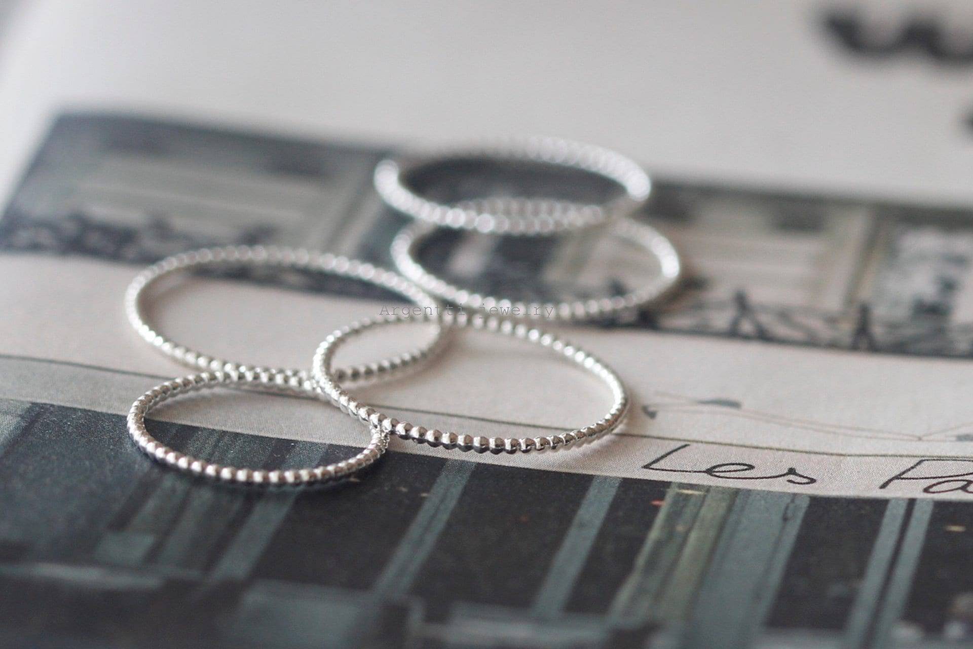 925 Sterling Dünner Silberring, Kleine Kugel Einzelne Silber Stapelring, Ring in Silber, Einfache Silberringschiene von ARGENTTI