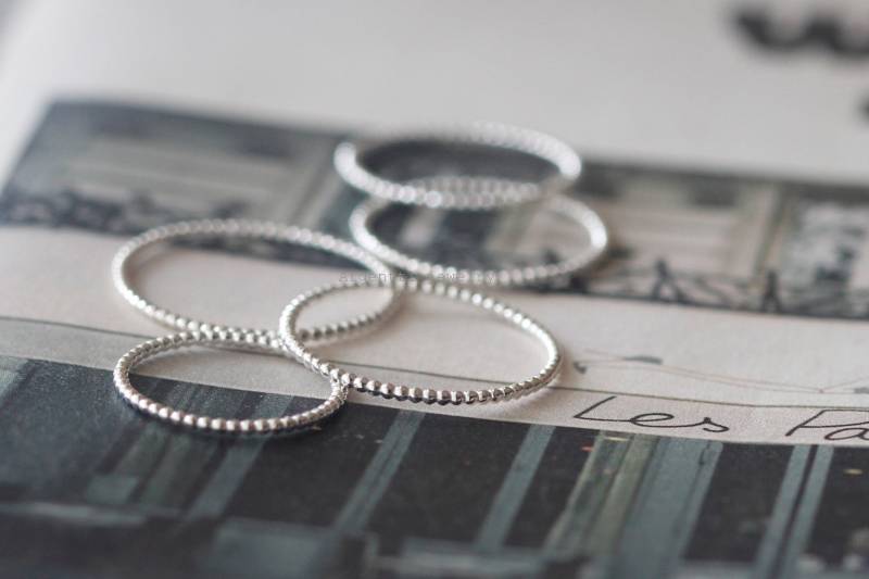 925 Sterling Dünner Silberring, Kleine Kugel Einzelne Silber Stapelring, Ring in Silber, Einfache Silberringschiene von ARGENTTI