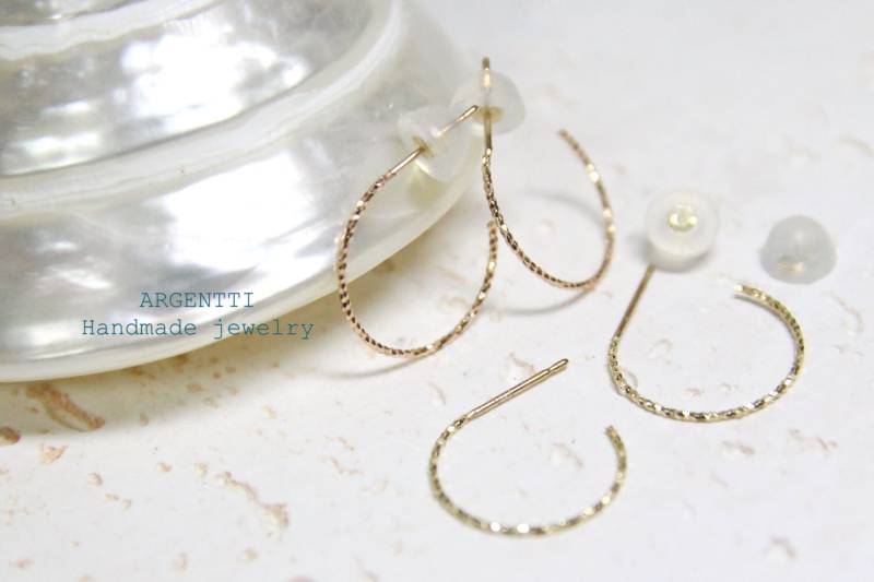 C Schneiden Textur Einzelne 14 K Gold Ohrring, Dünne Massive Dünnen Ring in Gold, Einfache Goldband, Reifen Ohrring von ARGENTTI