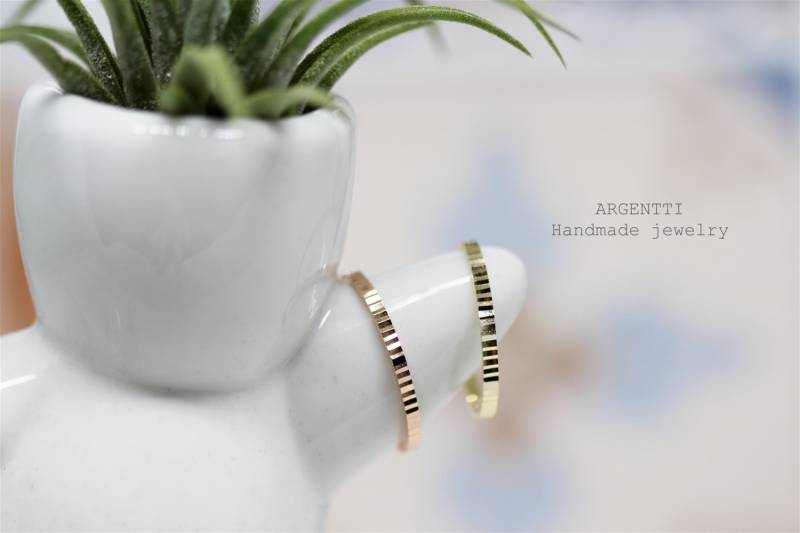 D Cut Texture Single 14K Gold Stacking Ring, Dünner Massiver Goldring, Ring in Gold, Einfaches Goldband von ARGENTTI