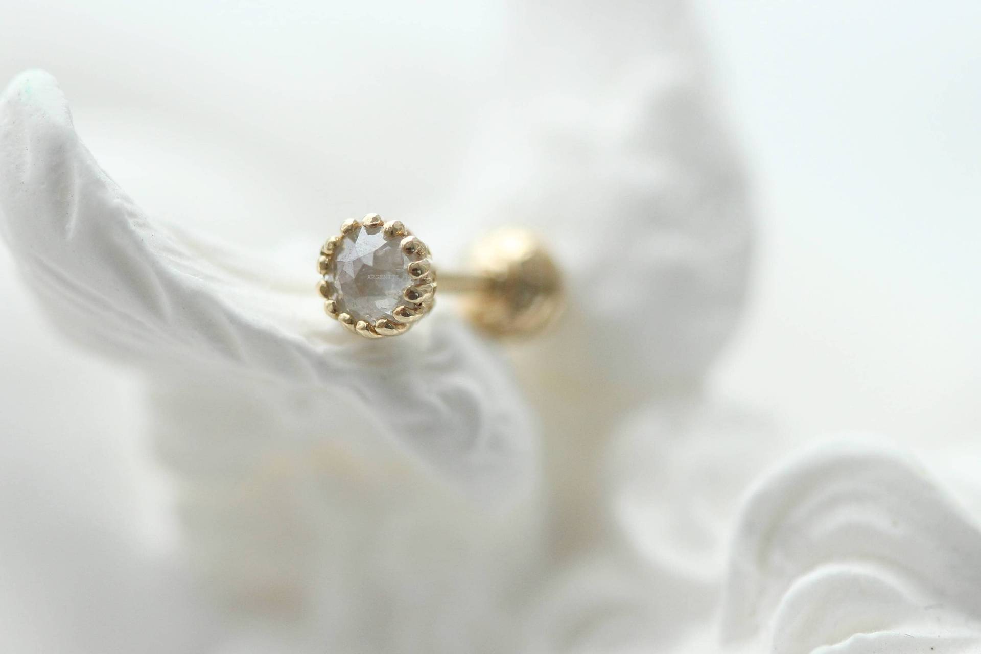 Empfindliche 14K Ohrringe Gold Solitaire, Graue Raue Diamantohrringe, Mit Gewinde, Hypoallergene Ohrringe, Zierlicher Ohrstecker, Kleiner Goldohrring von ARGENTTI