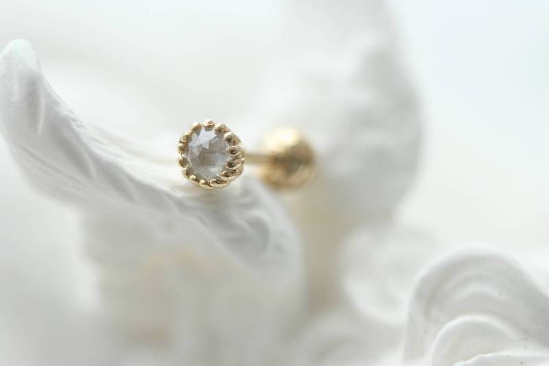 Empfindliche 14K Ohrringe Gold Solitaire, Graue Raue Diamantohrringe, Mit Gewinde, Hypoallergene Ohrringe, Zierlicher Ohrstecker, Kleiner Goldohrring von ARGENTTI