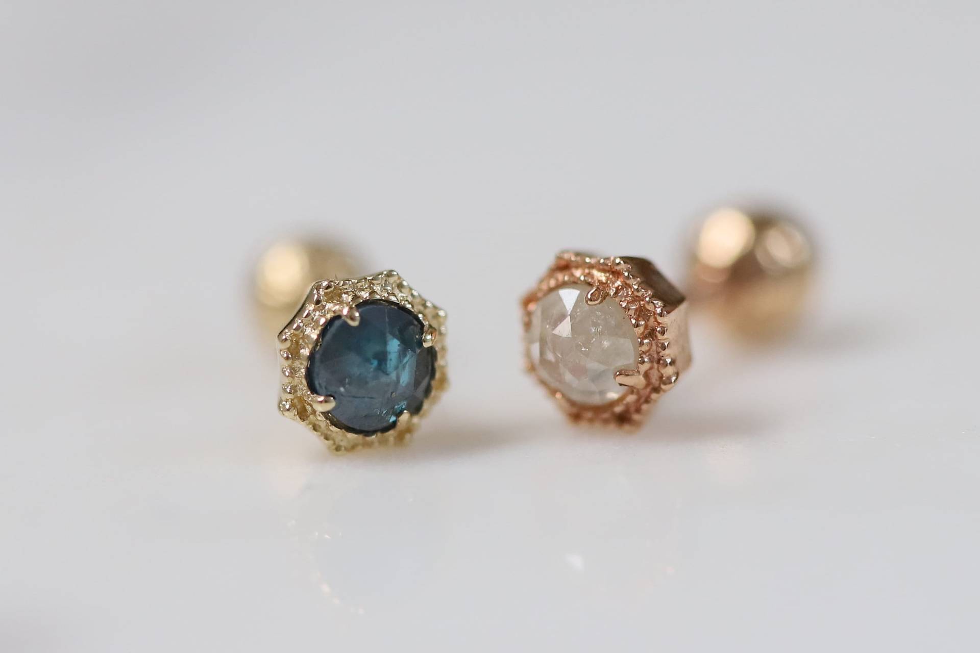 Empfindliche 14K Ohrringe Gold Solitaire, Grüne Rohdiamant Ohrringe, Ohrringe Mit Schraubverschluss, Ohrringe Schraubverschluss, Kleine von ARGENTTI