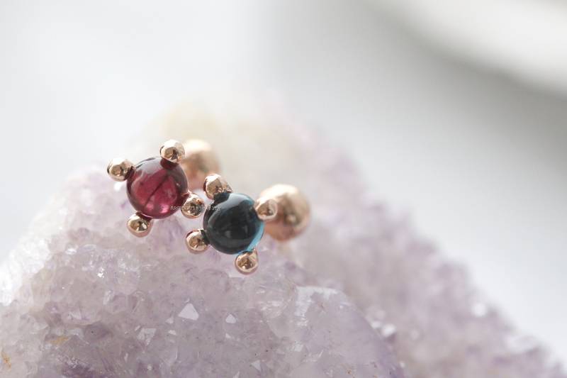 Empfindliche 14K Ohrringe Gold Solitaire, Ohrringe Mit Blautopas, Rhodolith Schraubverschluss, Kleine Allergiker Ohrstecker, Kleine Ohrstecker von ARGENTTI