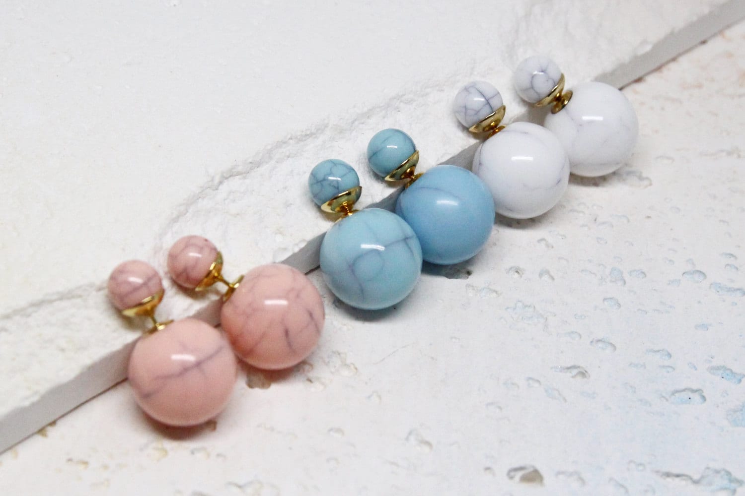 Farbe Marmor Kugel Ohrjacken, Solitär Ohrringe, Zwei Seitliche Zweiseitige Ohrringe Vorderseite Rückseite, Kleine Ohrstecker, Moderne Schmuck von ARGENTTI