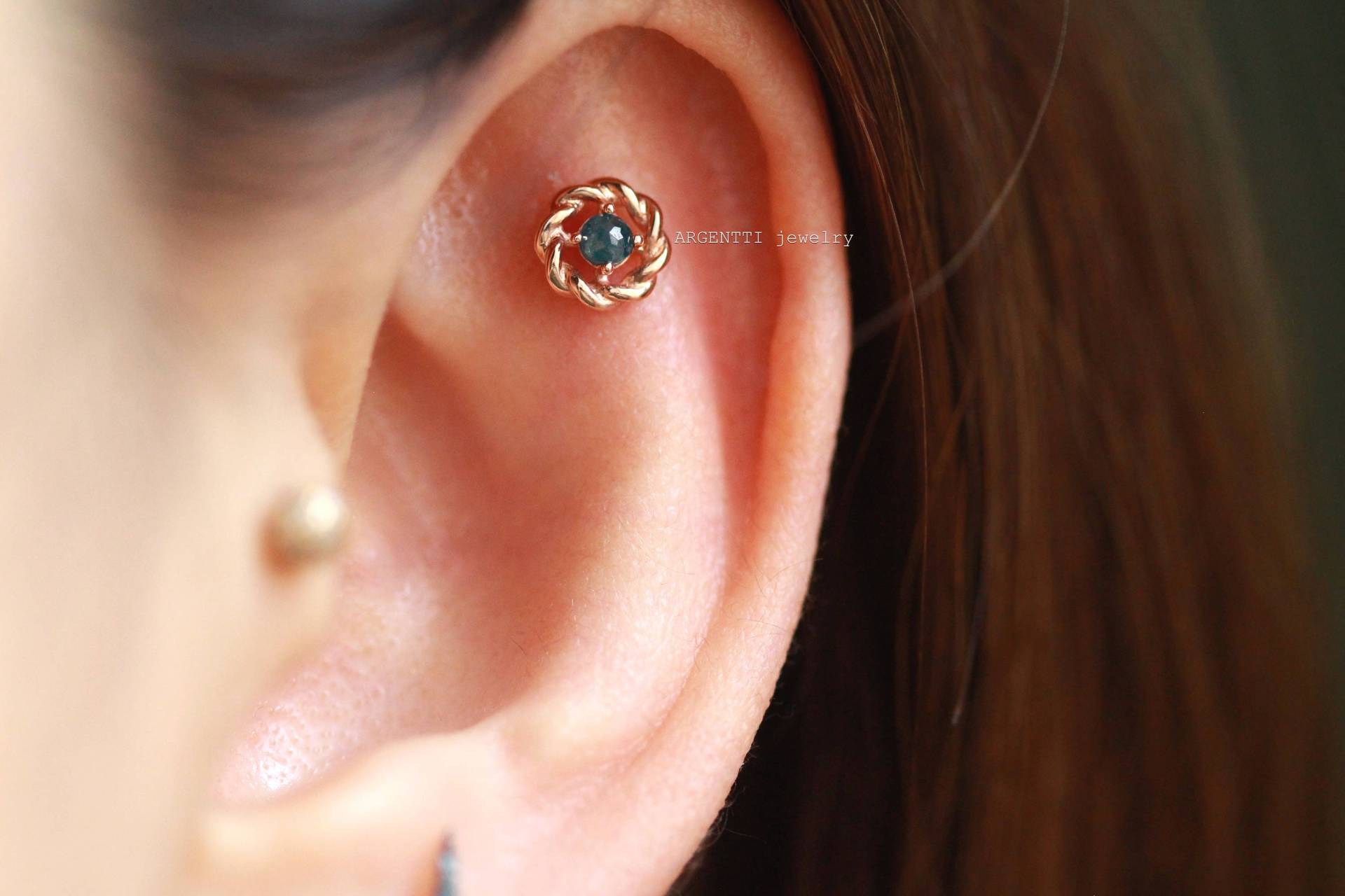 Feine 14K Solid Gold Twisted Kreis Natürlichen Diamanten, Runde Gold Piercing, Hypoallergene Ohrringe, Kleine Ohrring, Helix Gauge von ARGENTTI