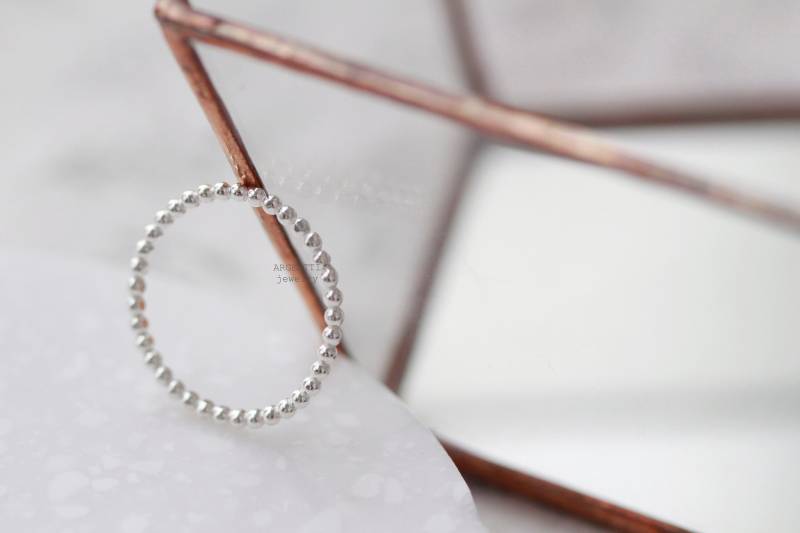 Feiner Silber Kugel Bandring, 925 Sterling Dünner Ring Texture Stacking Ring, Skinny in Silber, Simple Silver Band von ARGENTTI