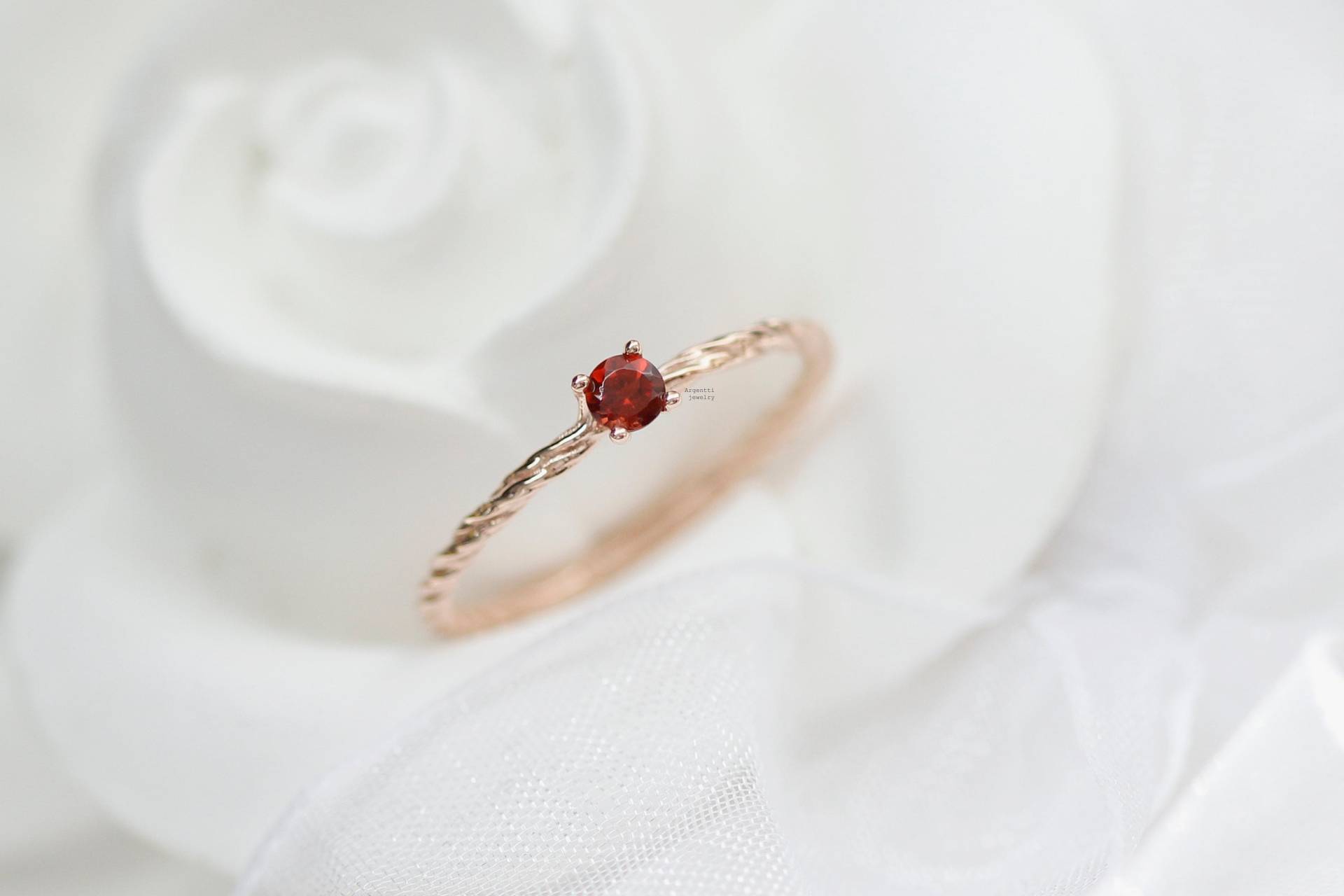 Geburtsstein Goldring 0, 1Ct, 14K Dünner Goldring, Kleine Solitär Hochzeitsschmuck, Einfache Ringschiene von ARGENTTI