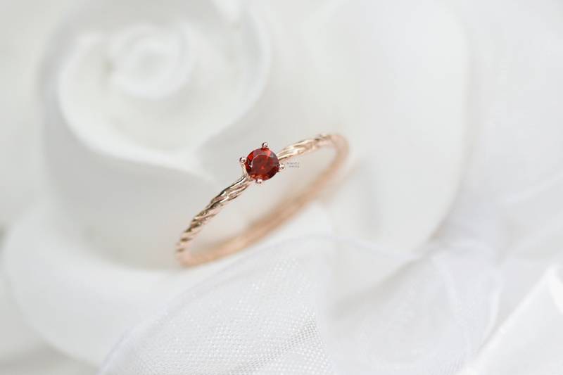 Geburtsstein Goldring 0, 1Ct, 14K Dünner Goldring, Kleine Solitär Hochzeitsschmuck, Einfache Ringschiene von ARGENTTI