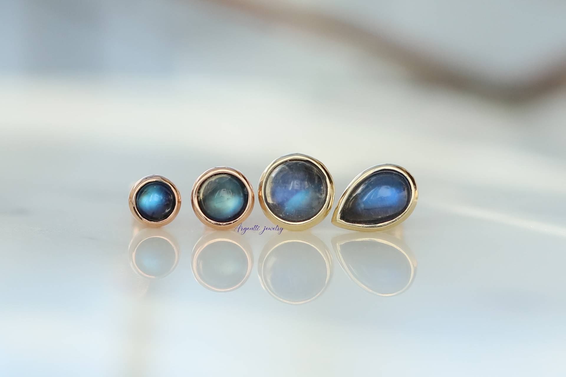 Oktober Geburtsstein Piercing, 14K Gold Regenbogen Opal, Mondstein Bezel Ohrringe, Hypoallergene Zierliche Ohrstecker, Teardrop Ohrringe von ARGENTTI