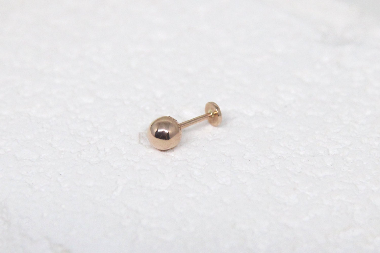 Zarte 14K Gold Labret Piercing, Flache Rückseite Winzig, Minimalistisch, Schraubverschluss, Hypoallergene Ohrringe, Kleine Goldohrring, Helix von ARGENTTI