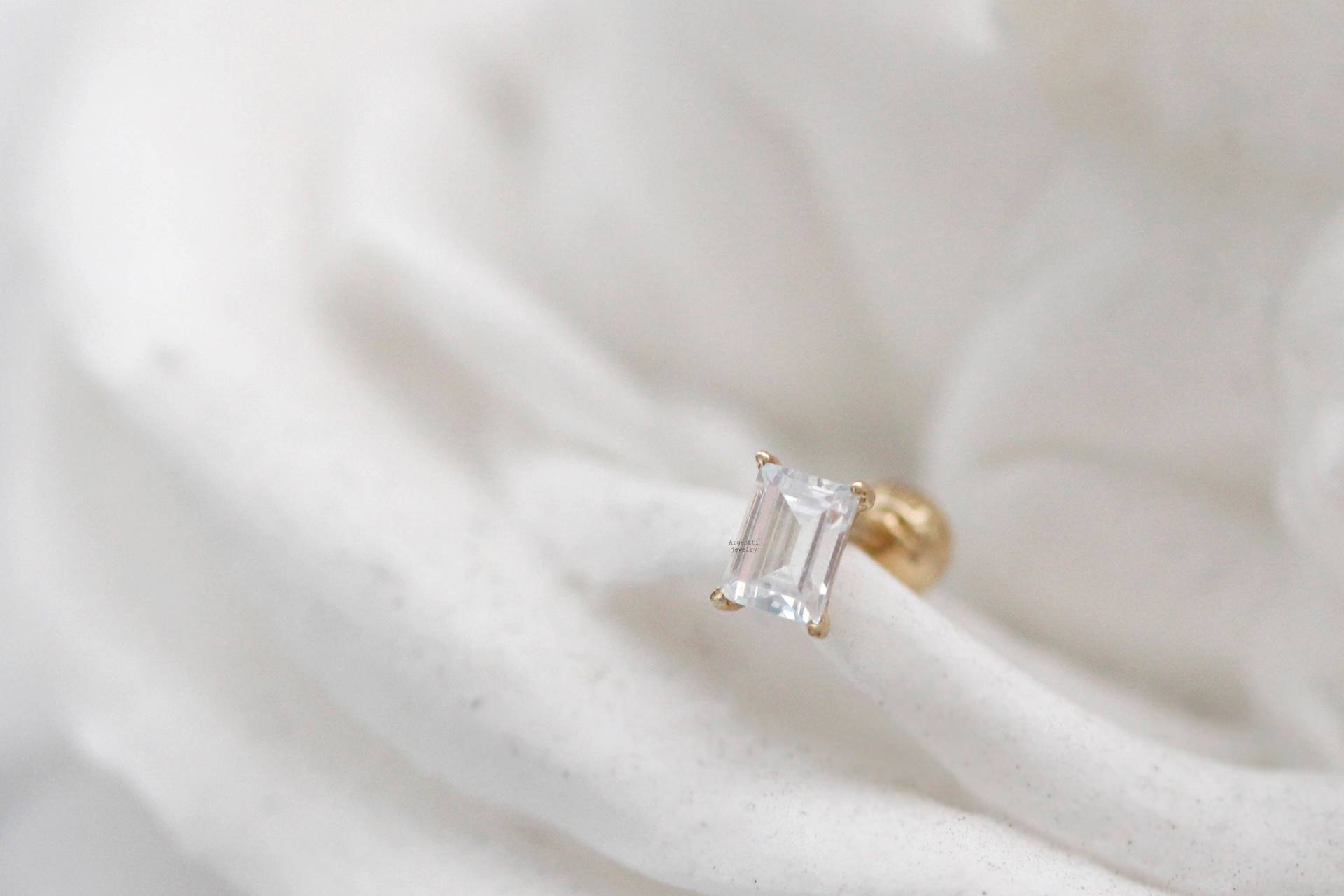 Zarte 14K Solid Gold Baguette Cubic Zirconia Ohrringe Mit Schraubenverschluss, Hypoallergene Ohrringe, Kleine Helix Piercing, Gauge, Tragus Ohrring von ARGENTTI